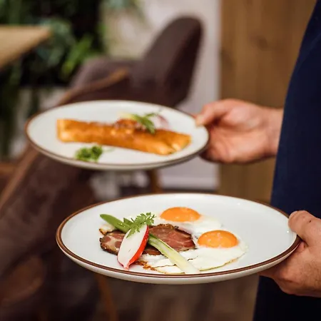 Kistuecsoek Food & Балатонсемеш