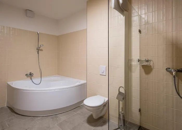 Kistuecsoek Food & ホテル Balatonszárszó